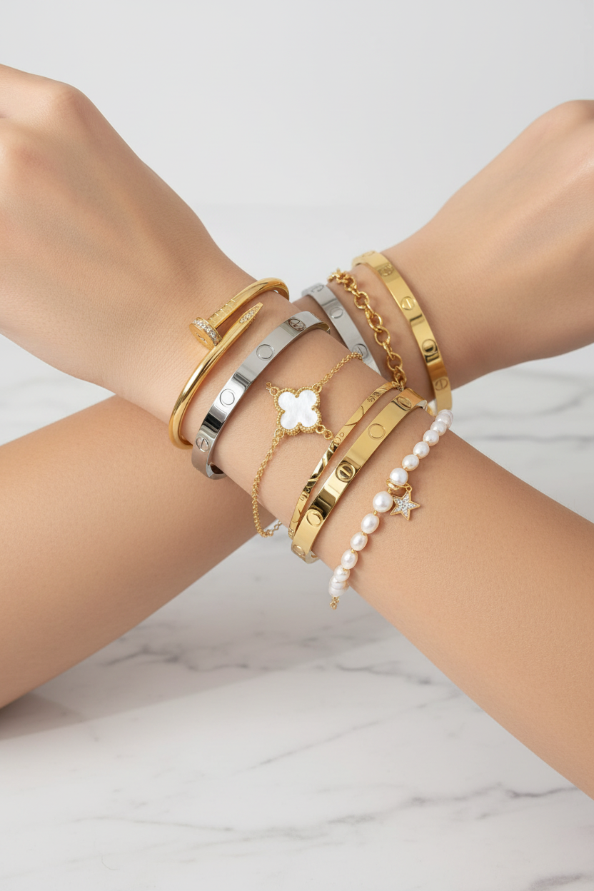 Modelo con brazaletes Sole Jewelry